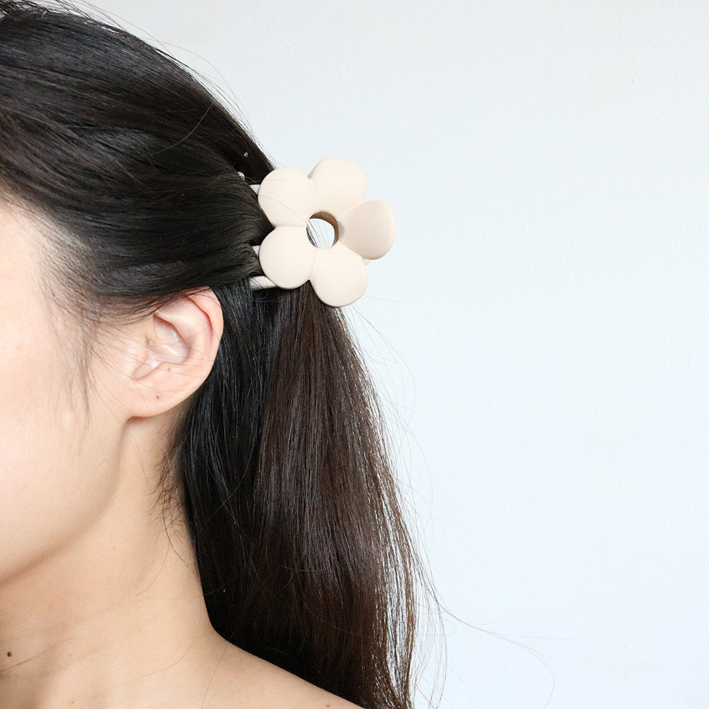 Flower Cut Claw Clip in Natural