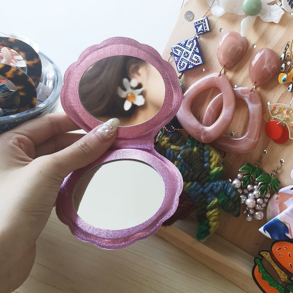 Mermaid Shell Pocket Mirror (Barbie Pink)